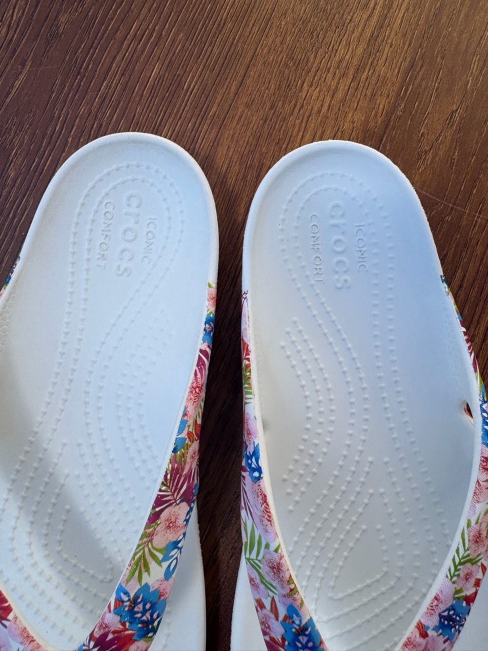Crocs Flip Flops Women’s 9 White Floral Comfort Sandals Beach Casual - Picture 3 of 7